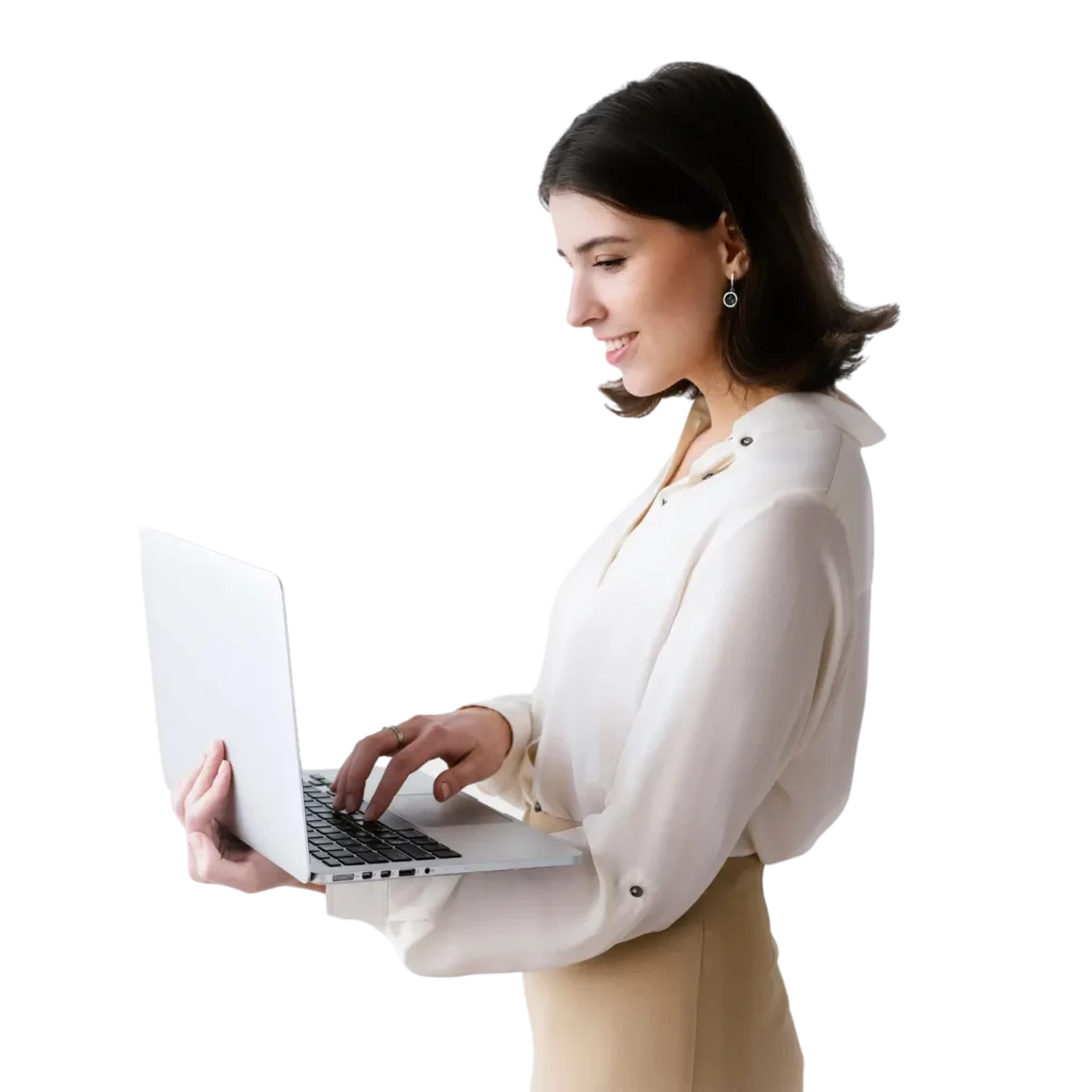 Femme de profil et debout, tenant un ordinateur portable dans les mains tout en adhérent au réseau VisiondeFemmes via le site internet.